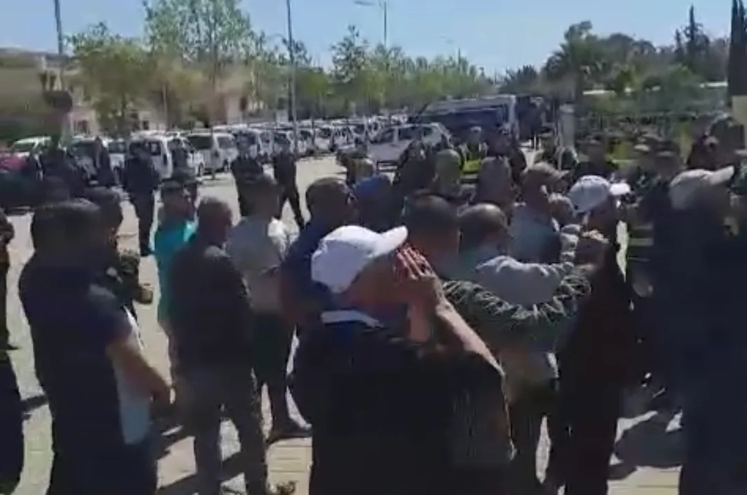 فيديو :    بعد أن رفض استقبالهم … مهنيو الطاكسيات يحتجون أمام مكتب الوالي الجامعي بوجدة ويتهموه بعدم المسؤولية
