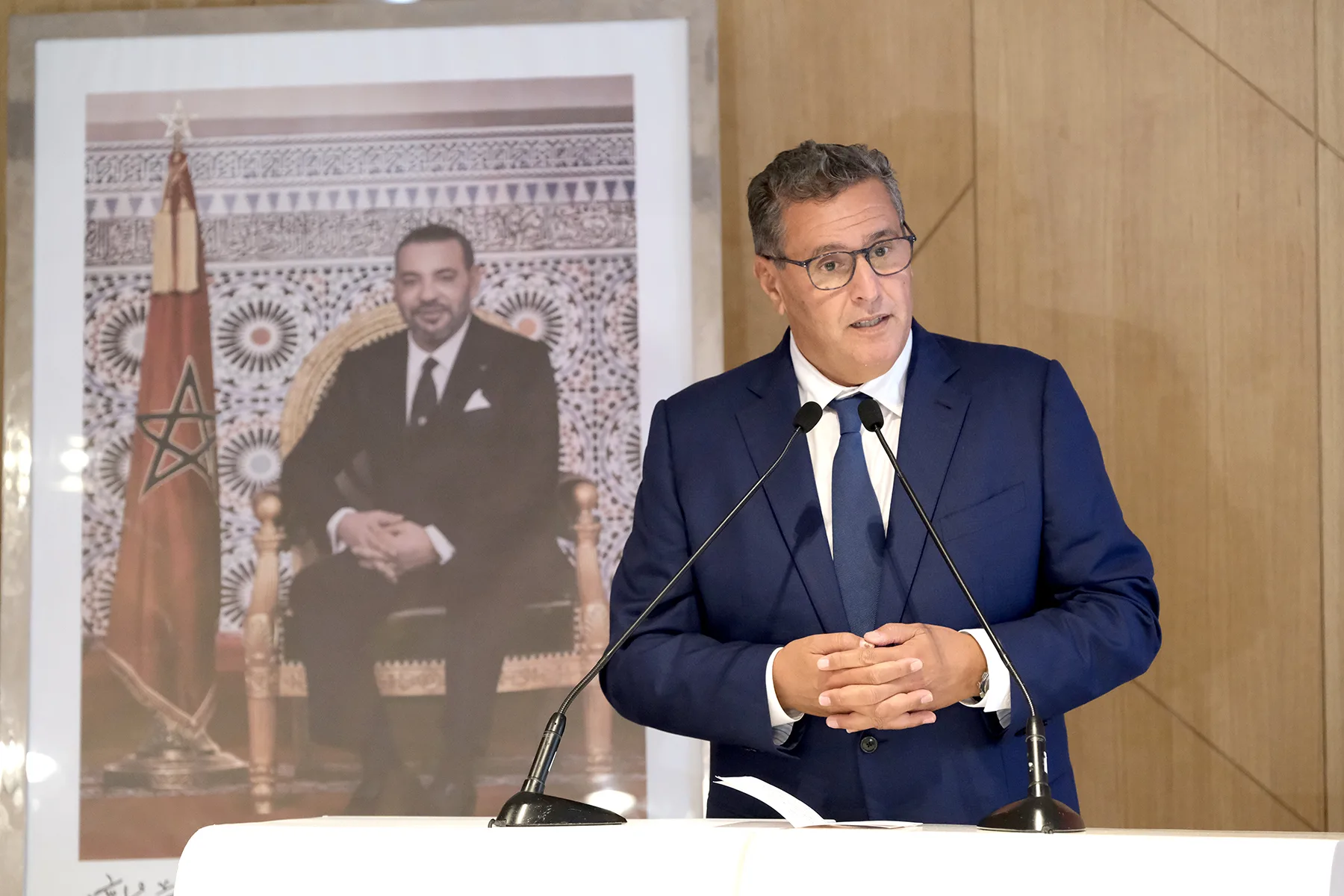 أخنوش يغادر المشهد السياسي بهدوء ويترك صراعا على النفوذ داخل الأحرار .. “جون أفريك” تكشف كواليس خروجه من السياسة
