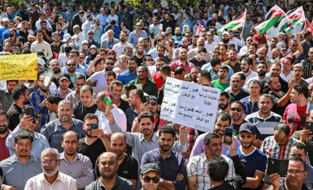 إحتجاجات وتطويق لإكاديميات التربية الوطنية والتعليم بالمغرب بعد إحالة الأساتذة الموقوفين عل المجالس التأديبية
