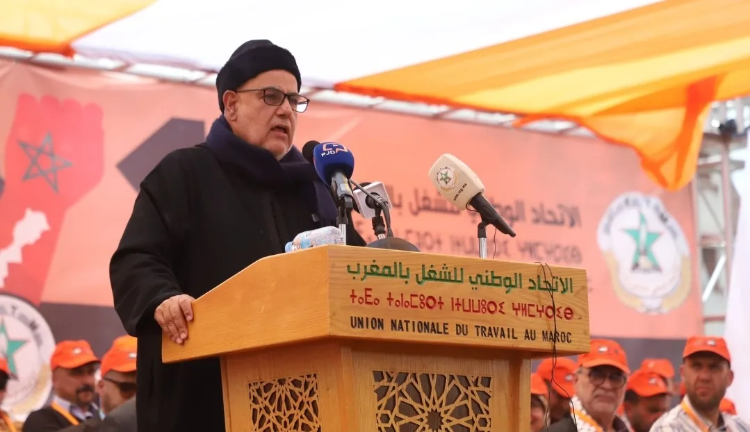 نسي أنه كان حليفه لعشر سنوات في حكومتين … بنكيران :   المغاربة لايثقون في أخنوش بسبب “أمواله المتهمة”