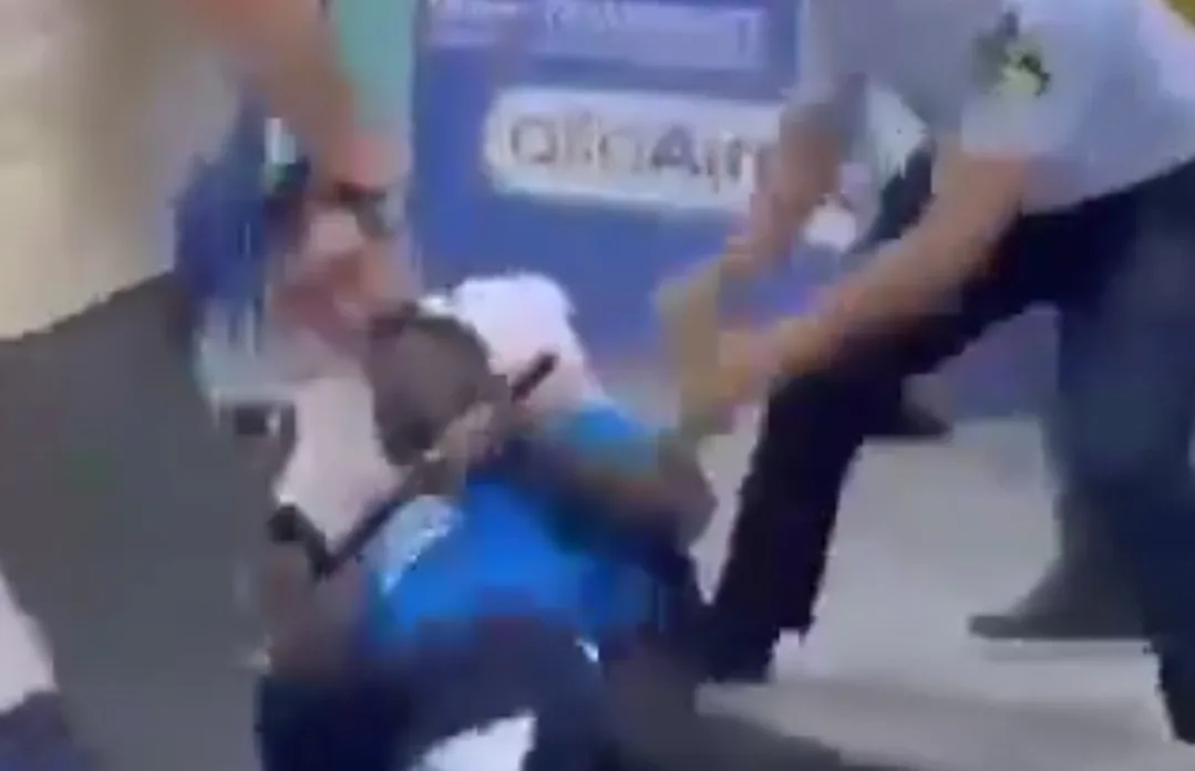 مسؤول إفريقي أسود ينهج أسلوب كابرانات الجزائر … ويدعي كذبا تعرض أفارقة للضرب المبرح من طرف الشرطة المغربية