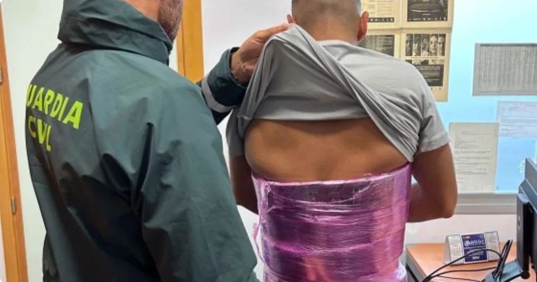 توقيف مغربي بميناء طريفة قادما من ميناء طنجة وفي بطنه 5 كيلوغرام من الحشيش