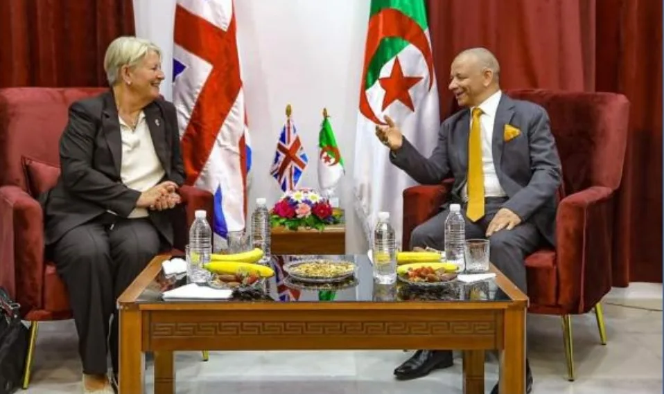 بتعليمات من تبون المغبون … مسؤول جزائري يستقبل سفيرة بريطانيا ب “البنان المستورد” ولفريز المغربي