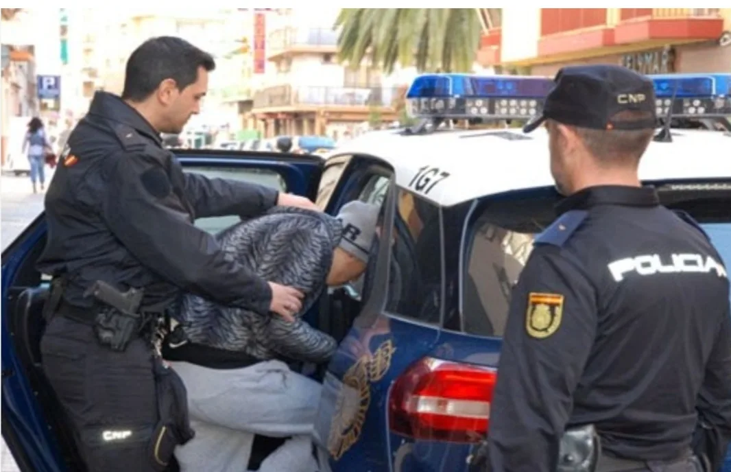 إسبانيا توقيف 5 أشخاص بميناء الجزيرة الخضراء ضمنهم 3 مغاربة بتهمة تهريب سيارات فاخرة إلى المغرب