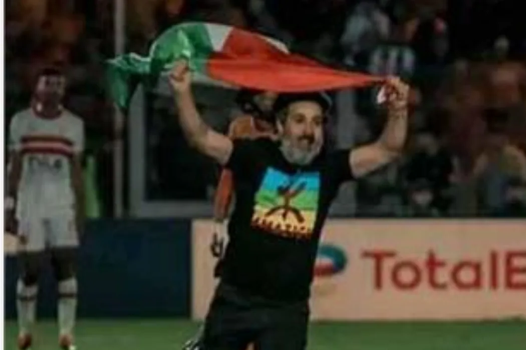 مثول حامل العلم الفلسطيني أمام المحكمة بعد اقتحامه ملعب بركان خلال مباراة النهضة والزمالك