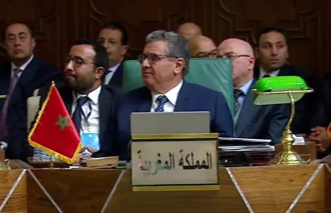 أخنوش يحل بالبحرين لتمثيل الملك محمد السادس في القمة العربية