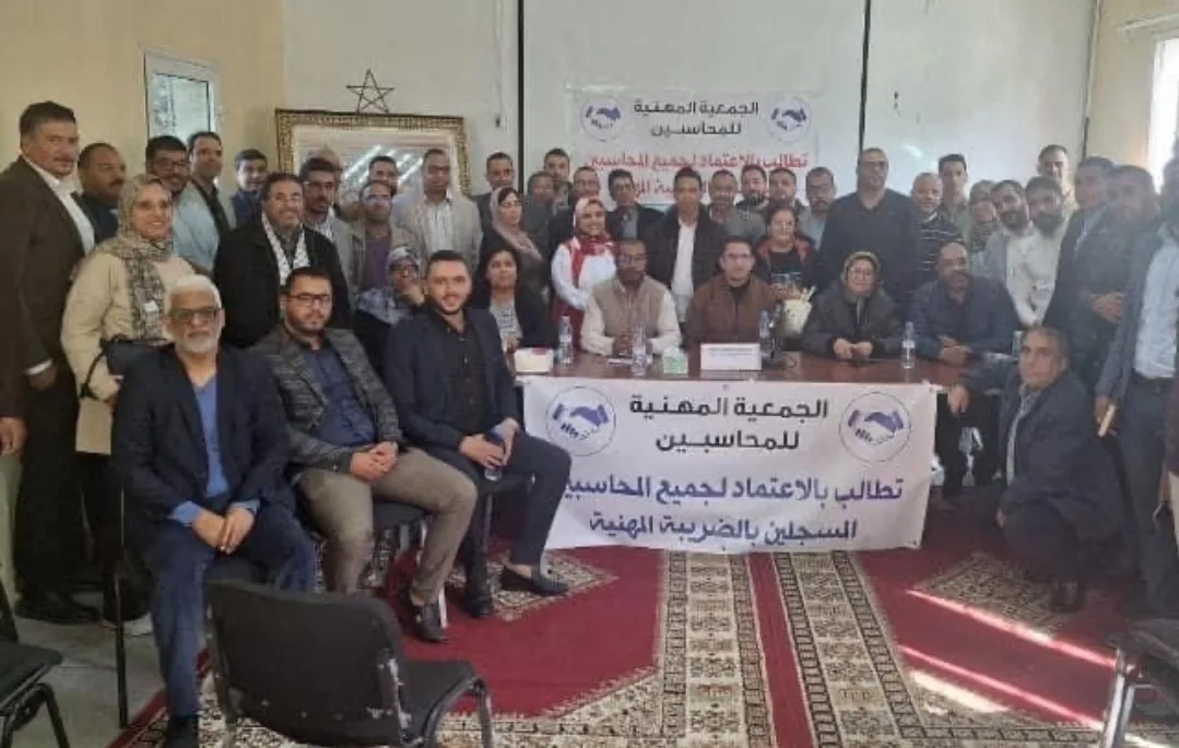 المحاسبون يخوضون وقفة إحتجاجية لإدماج كافة المحاسبين المسجلين بالضريبة المهنية بالمنظمة المهنية للمحاسبين المعتمدين