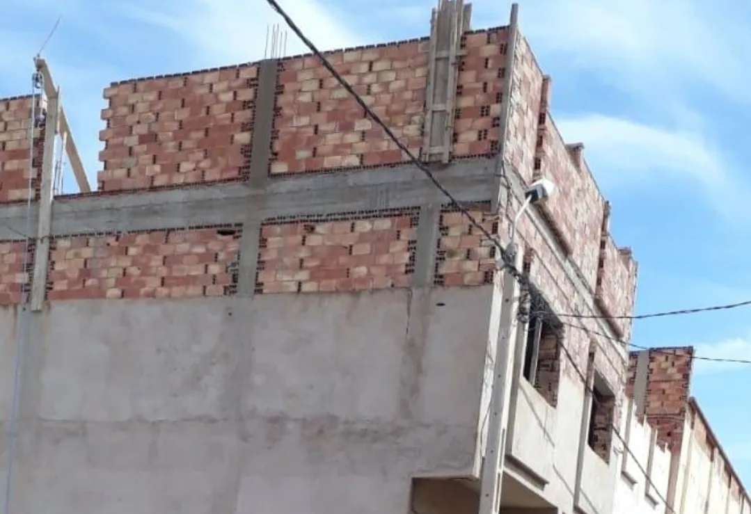 خليفة قائد بني بويفرور يواصل نشاطه في تفريخ البناء العشوائي بجماعة إحدادن بإقليم الناظور