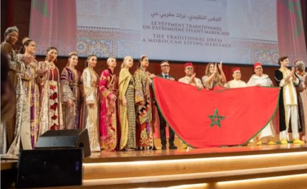 رغم محاولات سطو الجزائر …. القفطان المغربي يتألق في الأسبوع الإفريقي بباريس
