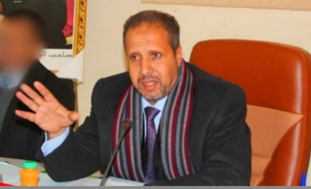 رئيس جماعة أولاد بوبكر بالدريوش يدعو الساكنة إلى تقليص إستهلاك الإنارة العمومية واستبدالها باللوحات الشمسية