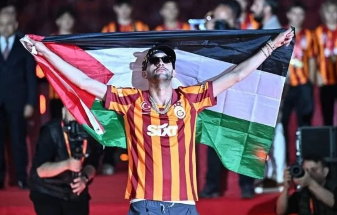 محبوب الجماهير المغربية زياش يحتفل بطريقة فيها تضامن مطلق مع فلسطين خلال تتويج غلطة سراي بلقب الدوري التركي