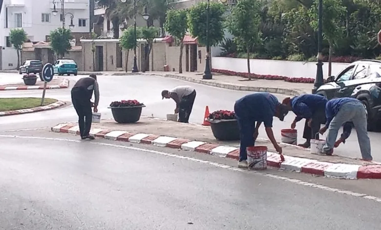 غرس الأشجار والأزهار في الشوارع وطلاء للأرصفة في مدن الشمال ترقبا لزيارة الملك محمد السادس