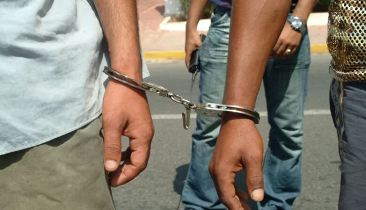توقيف مشتبهين بحيازة المخدرات في مدينة مشرع بلقصيري