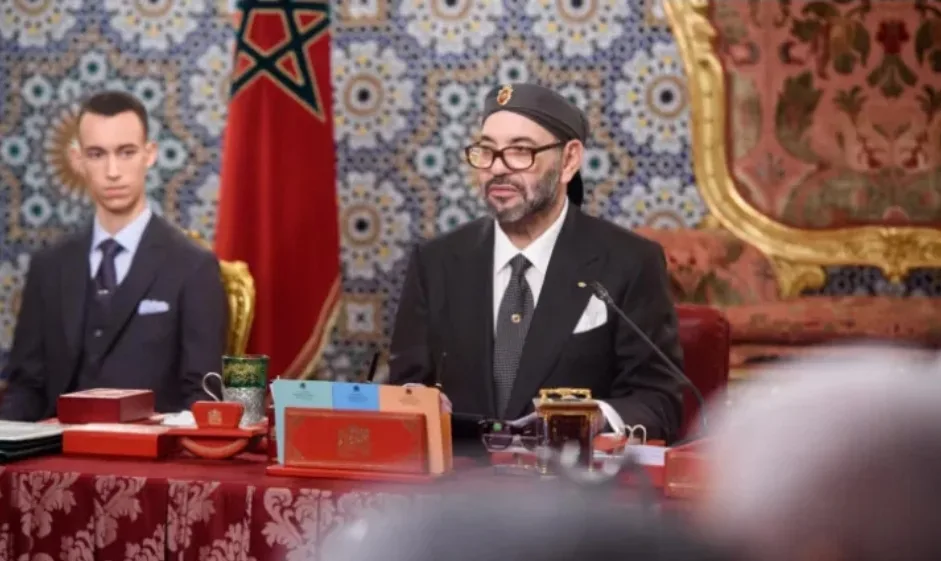 الملك محمد السادس يترأس مجلسا وزاريا ويعين مسؤولين ومدراء كبار في الماء والكهرباء والمطارات والطرق السيارة وغيرها … “البلاغ”