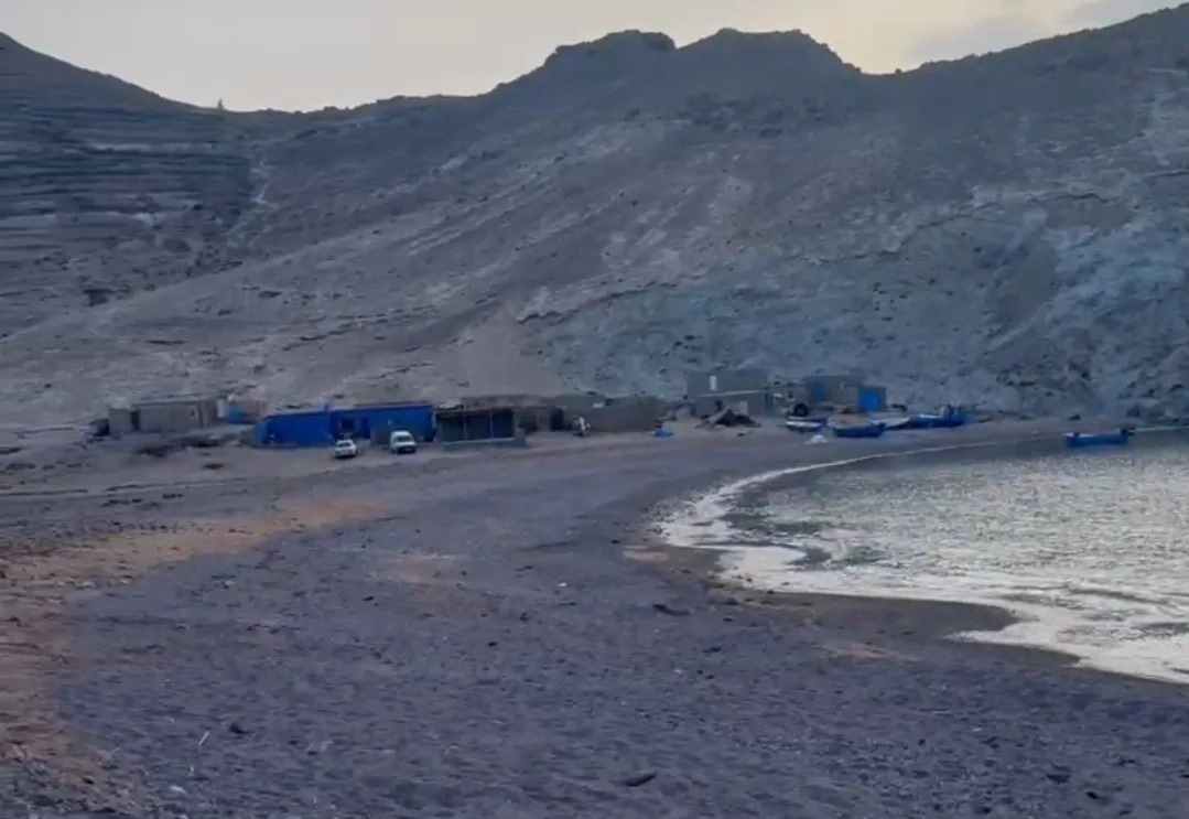بعد حملة عامل إقليم الناظور لتحرير الملك البحري … عضو بجماعة بني شيكر يحتل شاطئ بكهف الدنيا منذ سنوات