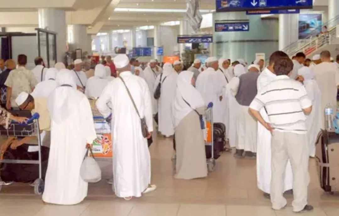 400 حاج مغربي يبيتون في العراء بمطار محمد الخامس خلال توجههم إلى مكة