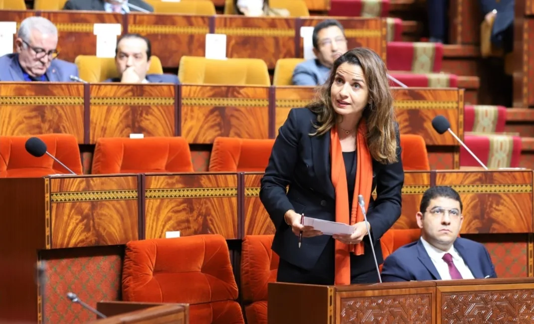 بعد واقعة القبلة بباريس … “البيجيدي” يستدعي الوزيرة بنعلي إلى البرلمان