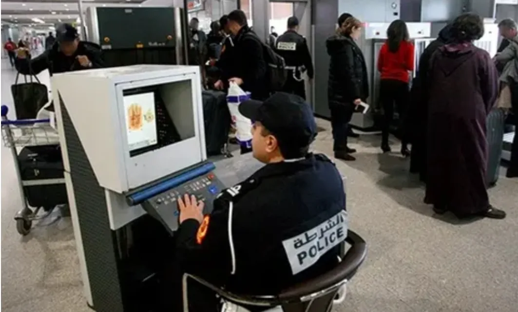 كان يريد شحنها معه داخل طائرة … توقيف سائح بمطار مراكش في حوزته 11 كيلوغرام من الحشيش