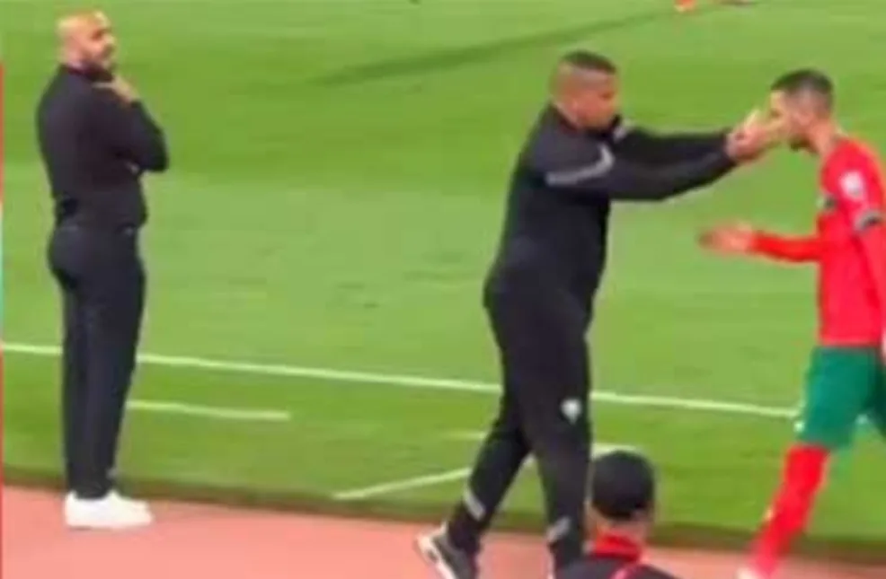 رغم المشهد القبيح لردة فعلهم … الركراكي :    ما قام به زياش والنصيري عادي