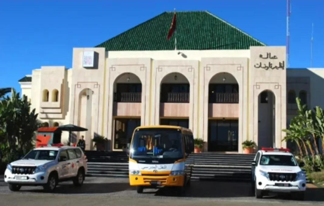 رئيس جماعة يتقمص دور “شكام” ويخبر عامل تاونات بما ردده موظفو الجماعة من شعارات !