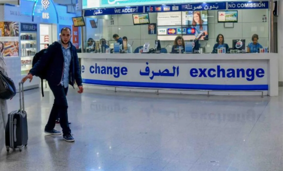 بهدف ربحي بإمتياز … مباشرة بعد بدء عودة أفراد الجالية إلى الوطن … بنك المغرب يعلن رفع قيمة الدرهم مقابل اليورو !!؟
