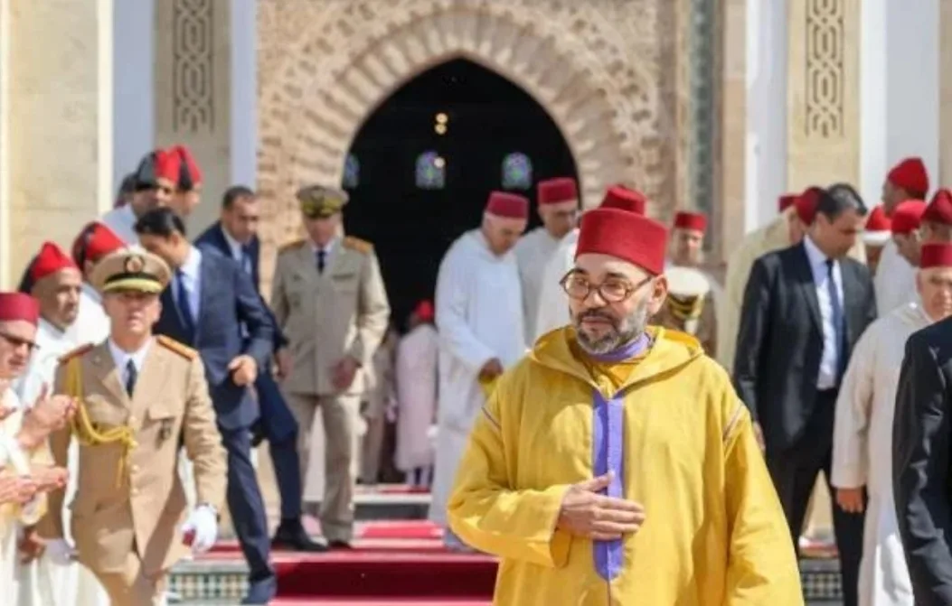 الملك محمد السادس يؤدي صلاة العيد وينحر الأضحية