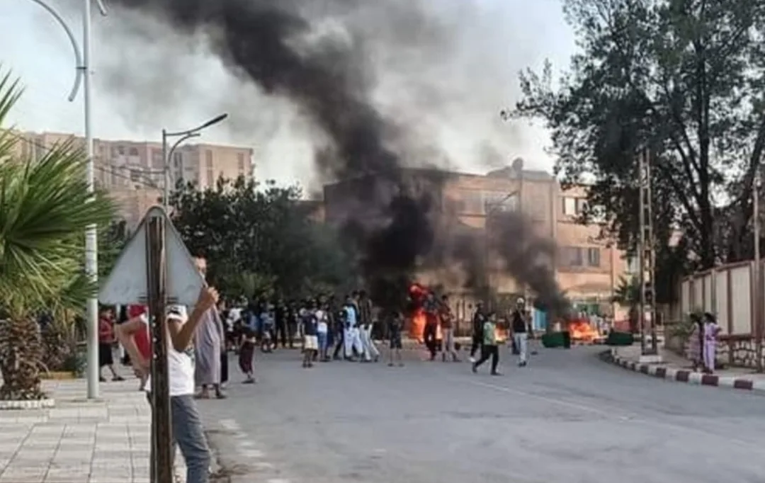 فيديو :  قطعوا الشوارع وأضرموا النيران … ملايين الجزائريين بدون ماء في عيد الأضحى ومنذ أسابيع !