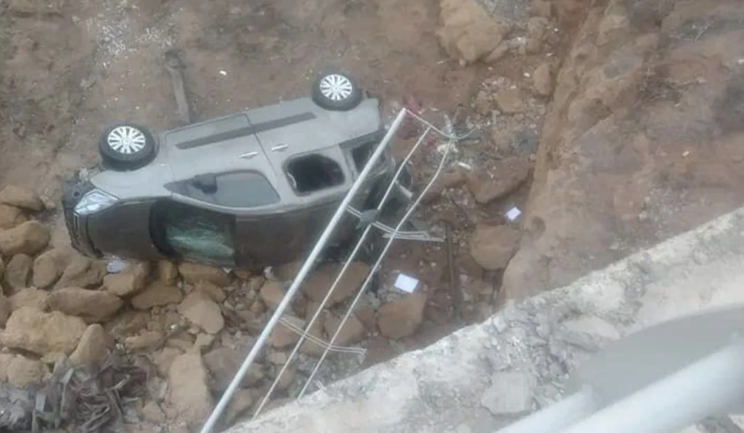 سقط بسيارته في منحدر بعمق 9 أمتار … نجاة سائح وإبنته من موت محقق بإقليم الحوز