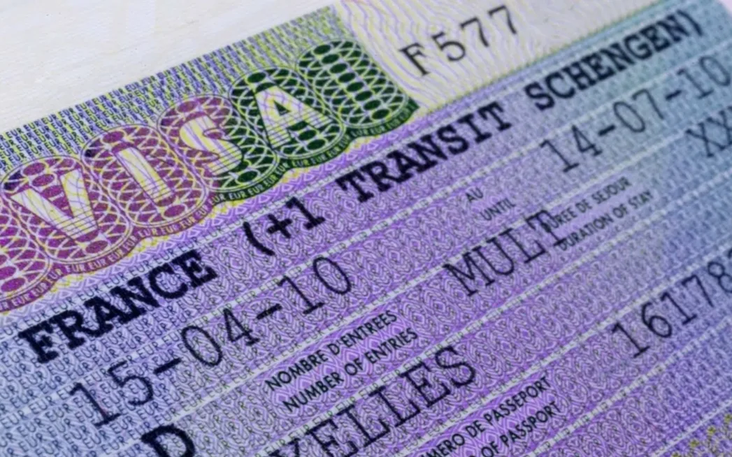 فرنسا تعلن عن ترتيبات خاصة لفئة من المغاربة للحصول على تأشيرات شنغن و “الإقامة والعمل بها”