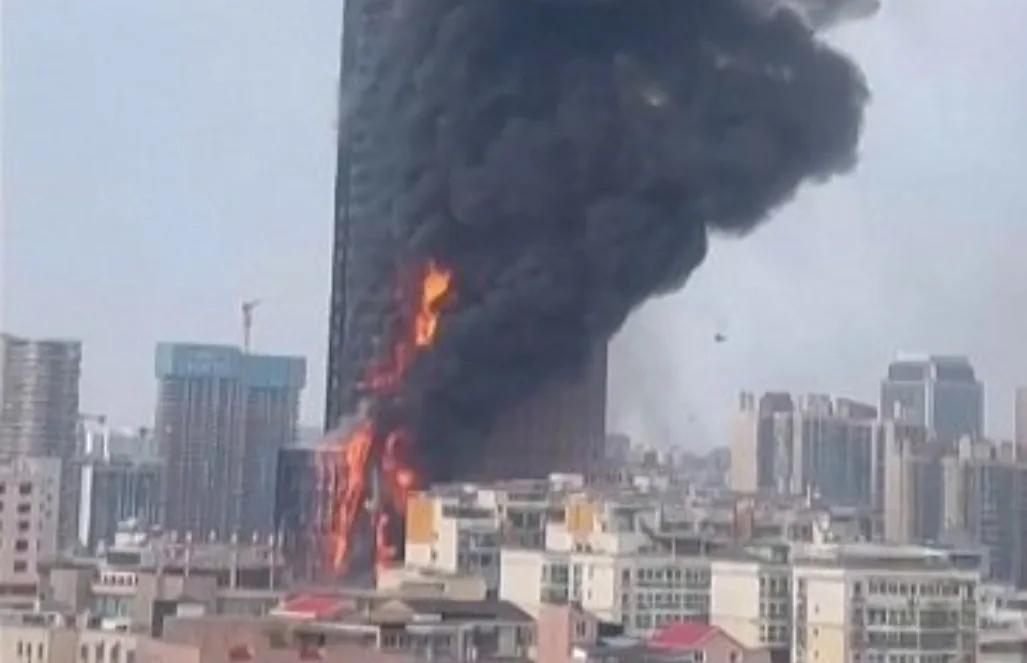 قتلى ومصابين بعد إندلاع حريق في برج سكني ببلجيكا وإنقاذ آخرين عبر مروحيات