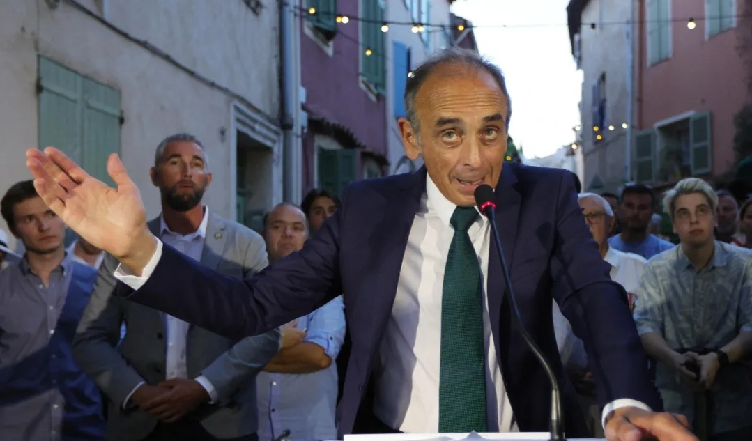 فيديو :      “القرد” الجزائري الأصل المتطرف زمور يروج لأغنية تُحرض على طرد مهاجرين من فرنسا … وبألفاظ عنصرية