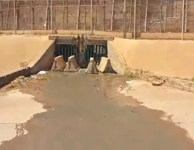 قلق المواطنين بعد تسرب مياه الصرف الصحي إلى مليلية من جماعة بني أنصار