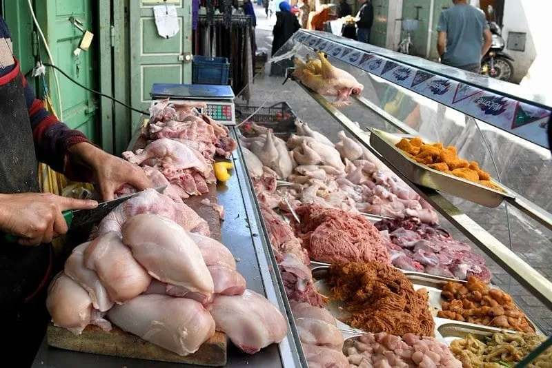 انخفاض أسعار الدجاج بالمغرب قبل عيد الأضحى وسط إقبال كبير من المواطنين