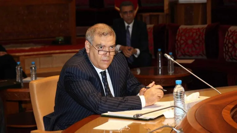 وزير الداخلية يكشف النقاب عن اختلالات خطيرة في تدبير النقل الحضري بالمغرب
