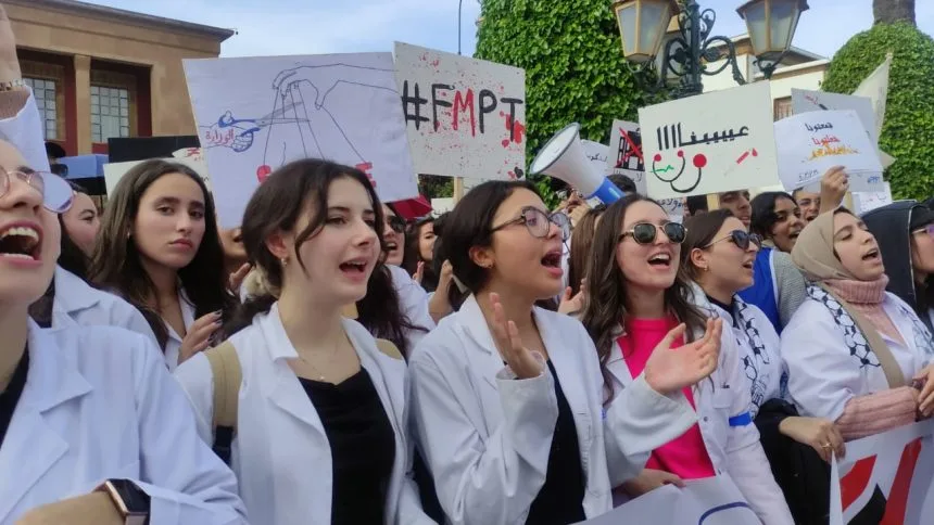 جلسة عمل برلمانية تسعى لحل ملف طلبة الطب وتجنب سيناريو ‘سنة بيضاء’