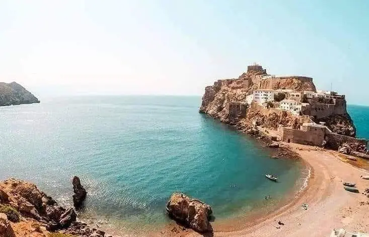 جوهرة البحر الأبيض المتوسط: شواطئ الحسيمة تجذب السياح بجمالها وتنوع خدماتها