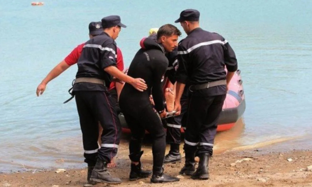 الشباب يضيع … إنقاذ 20 “حراكا” ومقتل شابتين ورجل خمسيني هذا الصباح بشاطئ الدار البيضاء بعد إنقلاب قارب للهجرة السرية