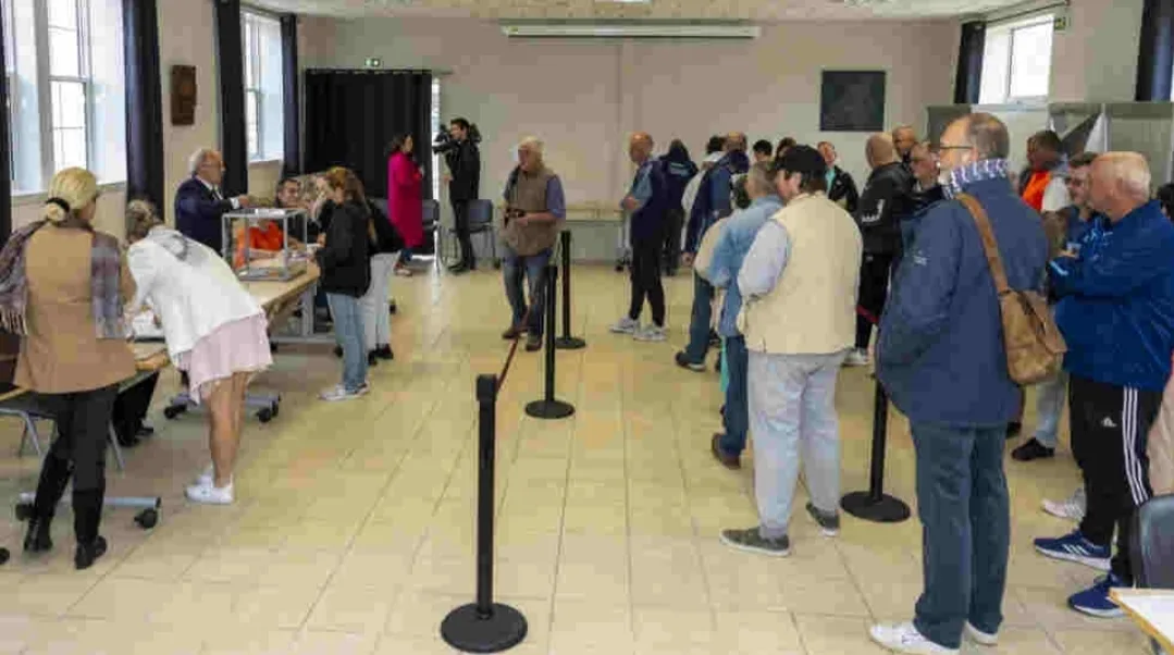 نسبة المشاركة في الانتخابات التشريعية الفرنسية في جولتها الثانية يومه الأحد بلغت 26,63 في المائة إلى غاية منتصف النهار