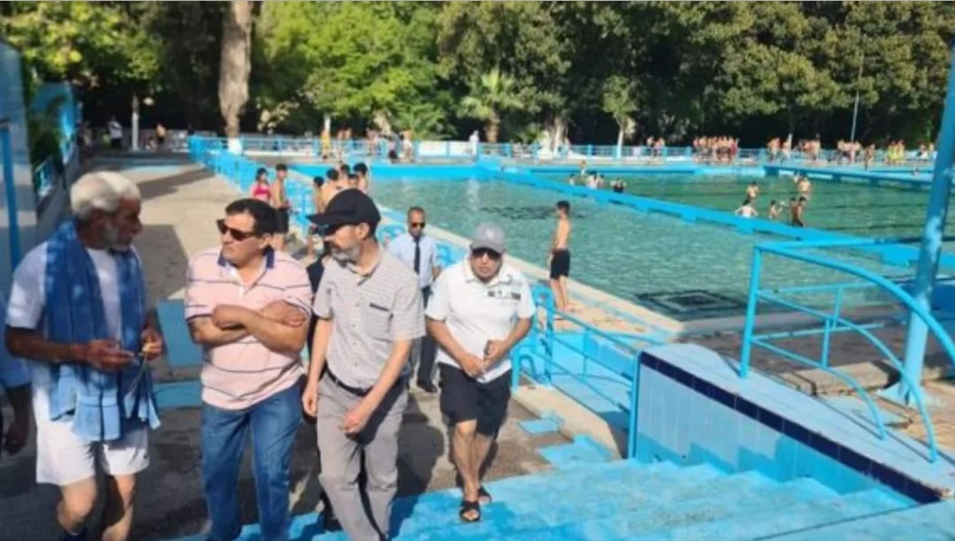 رئيس جماعة مكناس “يرقص” على مشروع عادي جدا وهو مسبح بلدي