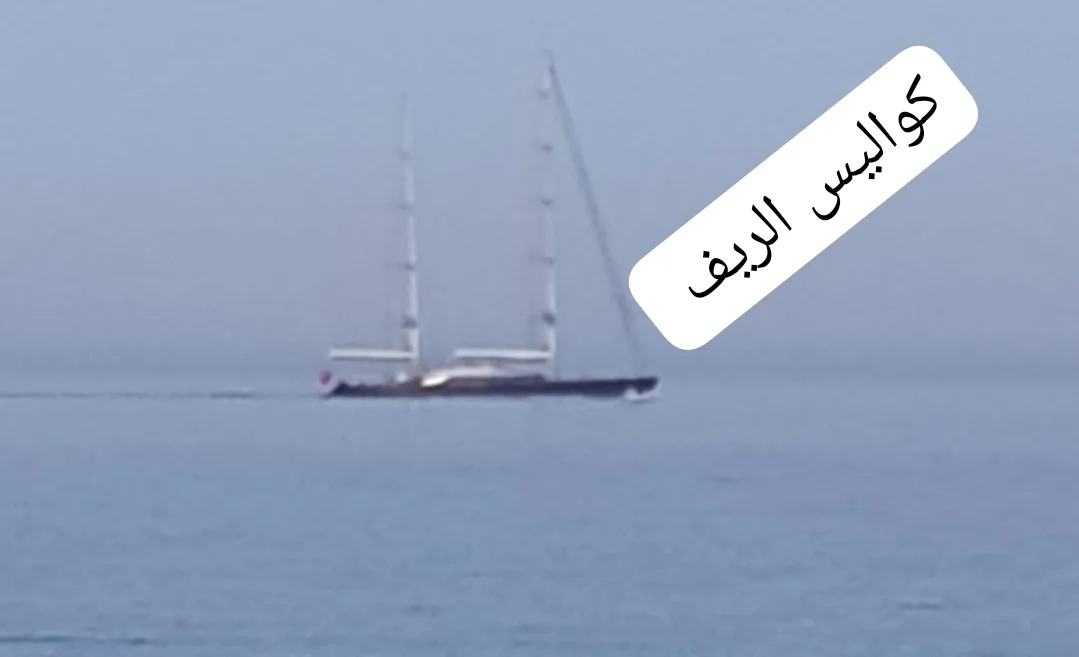 يخت الملك محمد السادس يتجول قبالة شاطئ الفنيدق والمضيق