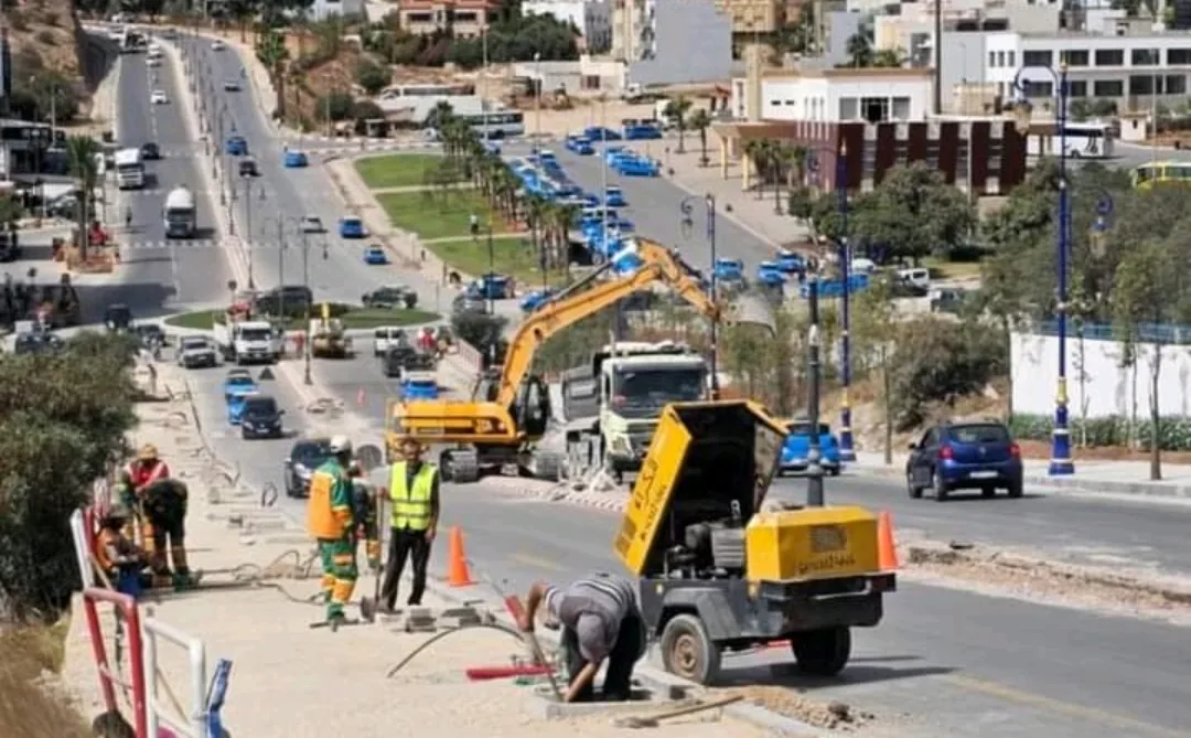 بطء تنفيذ أشغال إصلاح بعض طرق وشوارع الحسيمة يتسبب في إختناق مروري كبير