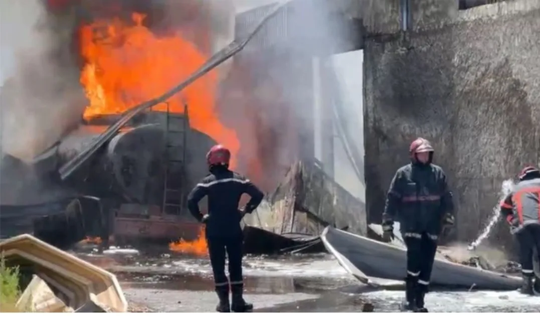 حريق مهول يلتهم معملاً كبيرا ويتسبب في إنفجارات قوية بالمنطقة الصناعية مغوغة بطنجة