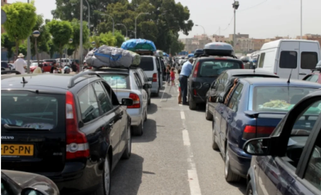 ينتظرون لساعات … كارثة حقيقية يعانيها مغاربة العالم تحت لهيب الشمس المحرقة بباب مليلية