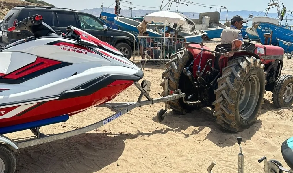 خطير يا عامل الناظور … رئيس جماعة إيعزانن يفرض 150 درهم لدخول “الجيتسكي” إلى البحر !!