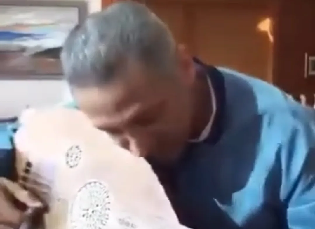 فيديو :   الوزير والملياردير حفيظ العلمي يشعل مواقع التواصل بموهبته في العزف على العود