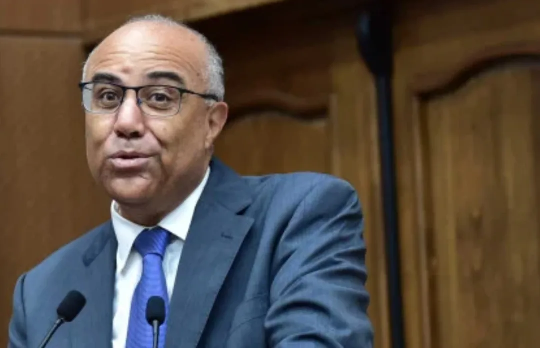 فيديو  :     وزير التعليم العالي يعطي الحق لعميد كلية بنمسيك بعد رفضه تسليم جائزة لطالبة بسبب فلسطين