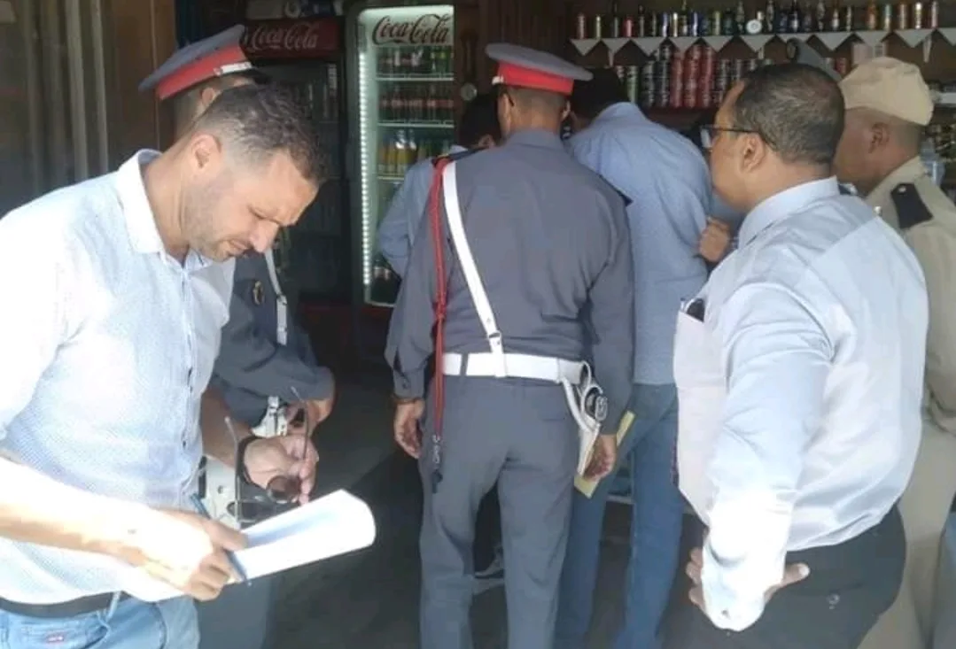 حجز كميات كبيرة من المواد الغذائية الفاسدة والمنتهية صلاحياتها بمحلات ومطاعم بشاطئ أصفيحة بأجدير ضواحي الحسيمة