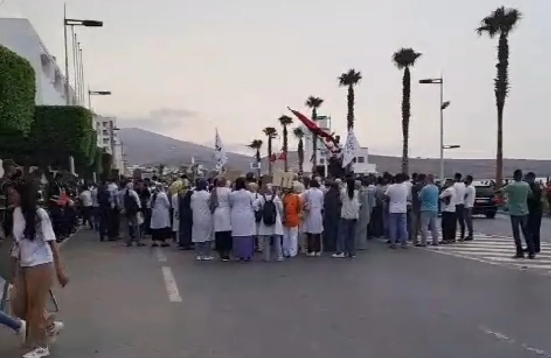 فيديو :    “تملص وزارة الصحة” يدفع الشيغلة الصحية بإقليم الناظور للتظاهر أمام عمالة الإقليم