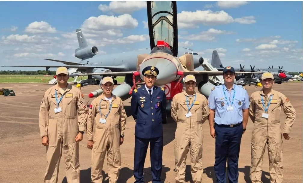 الجنرال كديح مفتش القوات الجوية المغربية ينزل بطائرتين من صنف f16 في بريطانيا