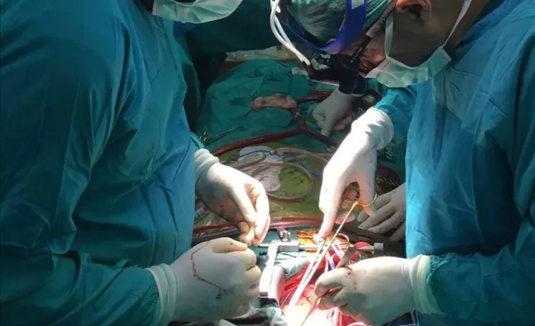 بسبب خطأ طبي داخل مصحة الشمس بالناظور … وفاة شاب بعد خضوعه لعملية جراحية أثناء نقله للمشفى الجامعي